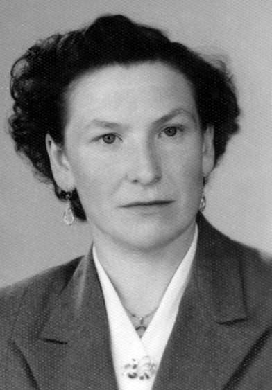 Mathilde sur une photo de carte d'identité, prise sans doute au début des années 1950