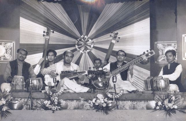 Ali Akbar Khan & Nikhil Banerjee, avec à gauche Ashutosh Bhattacharya (tabla) et à droite Mahapurush Misra (tabla)