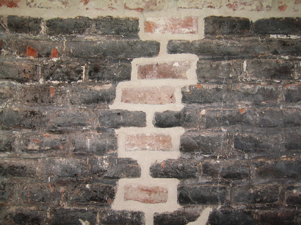 Alden Biesen - briques au fond d'une cheminée - photo DM