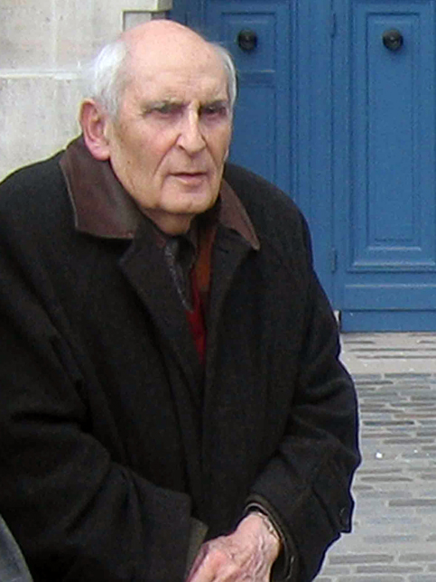 2005 - Paris - Bernard devant la mairie de son arrondissement