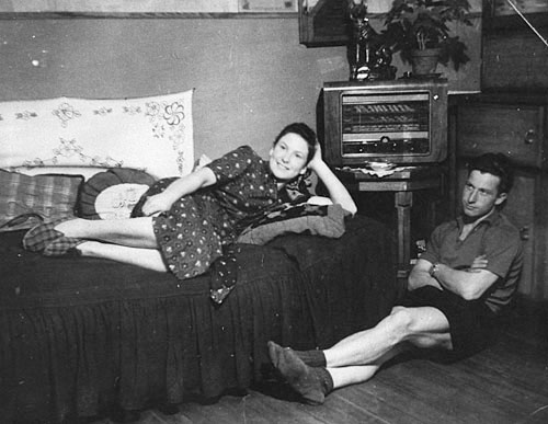 Mathilde et Lucien dans le salon de musique, à Kerbach, dans les années 1950